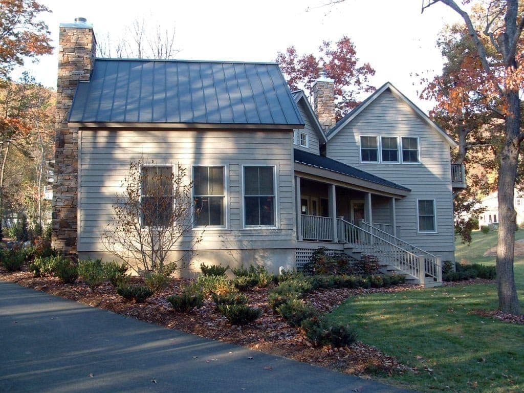Cozy mountain home with covered porch in Weaverville NC